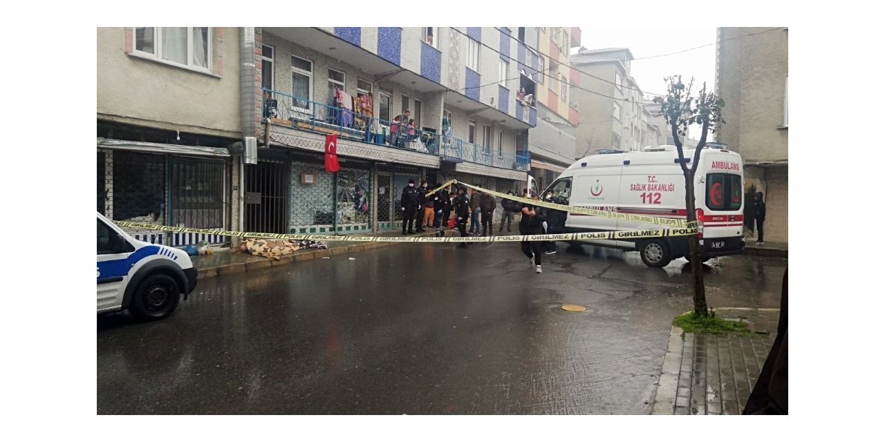 Yabancı uyruklu adam sokak ortasında öldü, vatandaşlar sosyal mesafeyi hiçe saydı