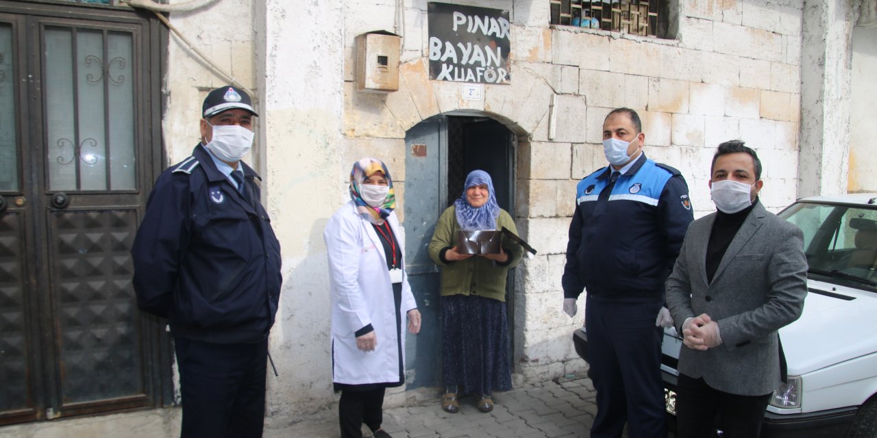 Şanlıurfa'da evde kalan yaşlılara doğum günü sürprizi