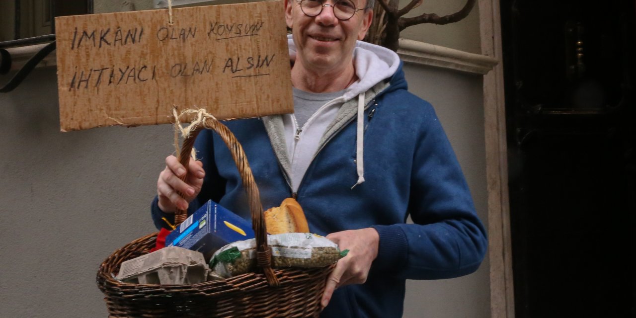 Evden sarkıttığı gıda sepetiyle ihtiyaç sahiplerine destek oluyor