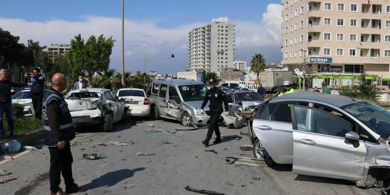 Freni boşalan TIR, uygulama noktasındaki araçlara çarptı: 5 ölü, 21 yaralı