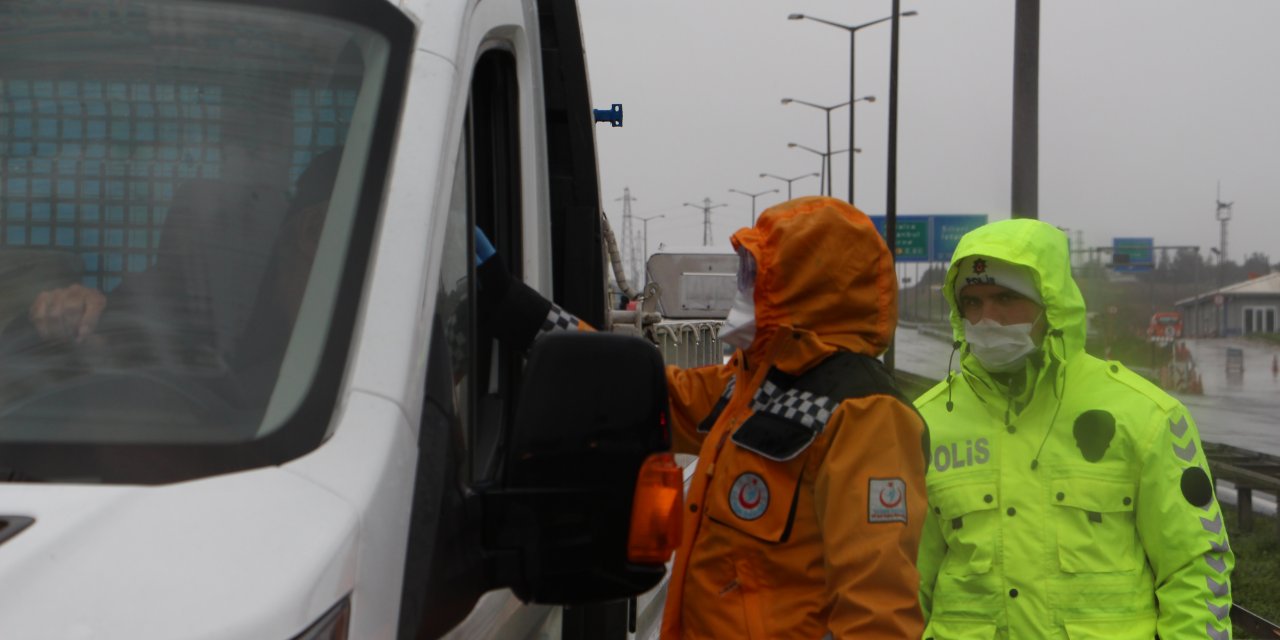 İstanbul'un giriş ve çıkışlarında sürücüler ile yolcuların ateş ölçümü yapılıyor