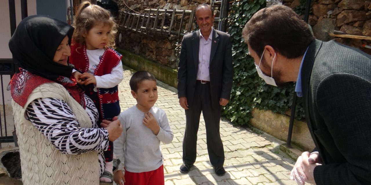 Babasından oyuncak isteyen çocukların imdadına belediye başkanı yetişti