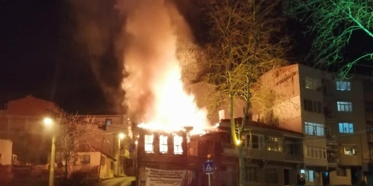 Tarihi ahşap bina cayır cayır yandı