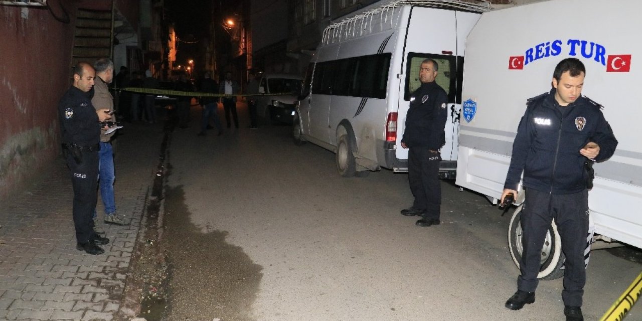 Sokak ortasında pompalı tüfekle saldırı: 1’i ağır 2 yaralı