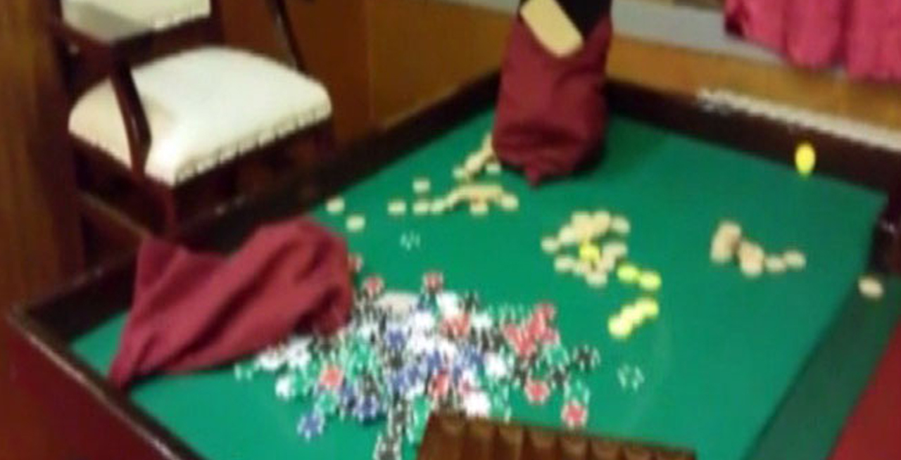 Salgına rağmen kumar oynatılan kahvehane mühürlendi