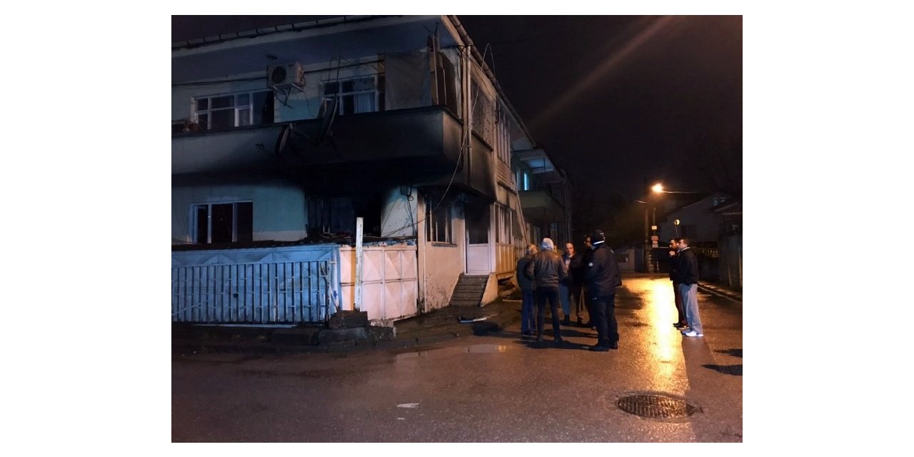 Evinin alt katında yangın çıktı, karantinada tutulan vatandaş polis eşliğinde olay yerine getirildi