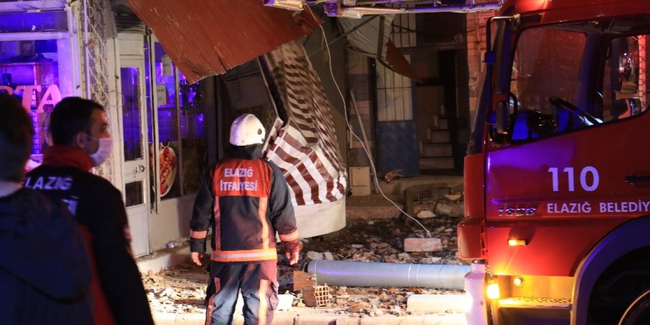 Elazığ’da çatısında çökme yaşanan bina tahliye edildi