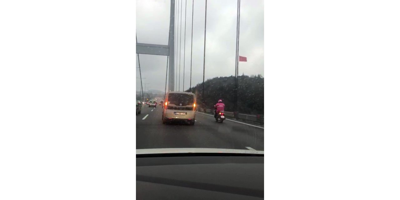 Köprüden geçen motosikletli kuryeye sürücüler kalkan oldu