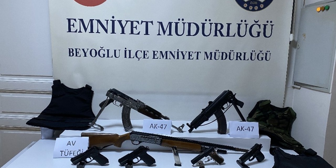 İstanbul Beyoğlu’nda iki grup arasında kalaşnikoflu” çatışma: 1 yaralı