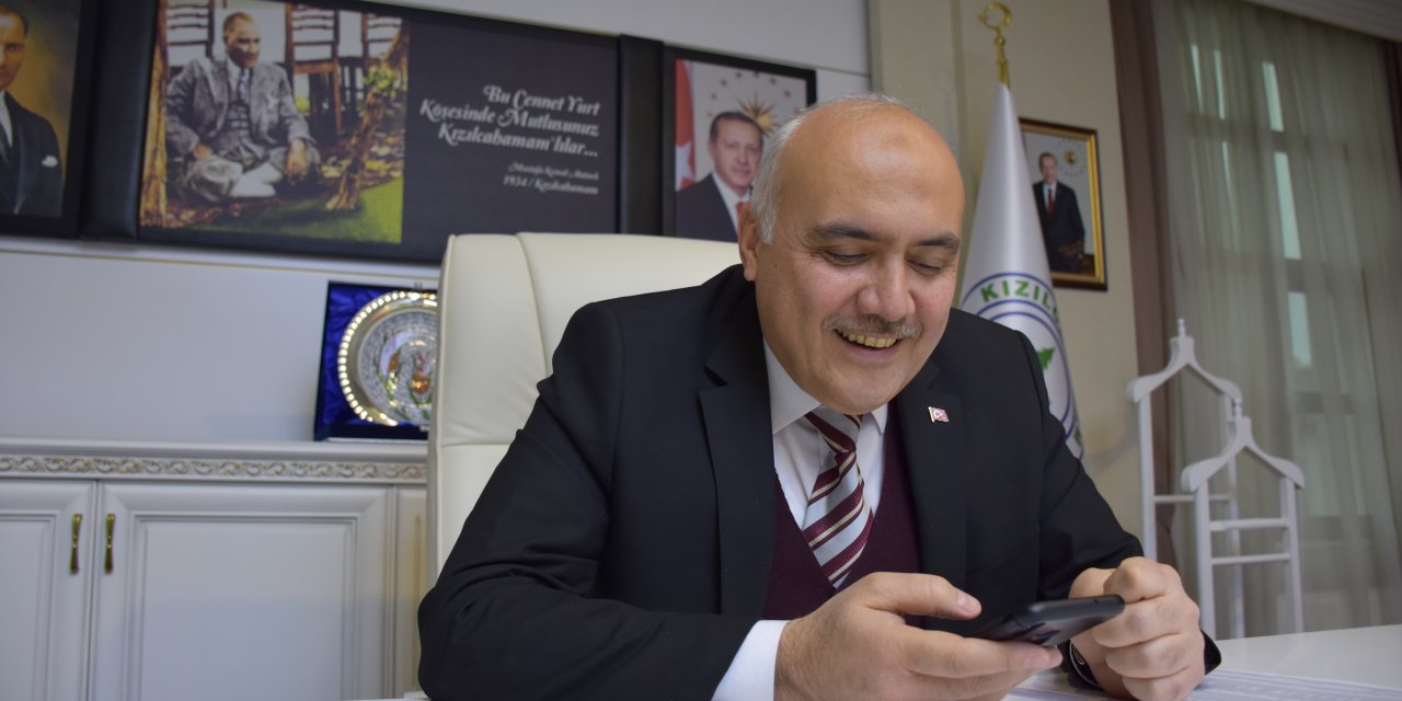 Başkan Acar, 65 yaş üstü vatandaşlarla telefonda görüşüyor