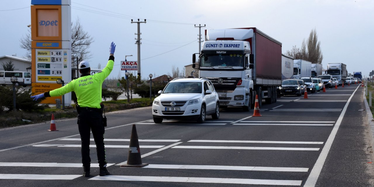 Aksaray'da kontrol noktalarında "Kovid-19" denetimi yapılıyor