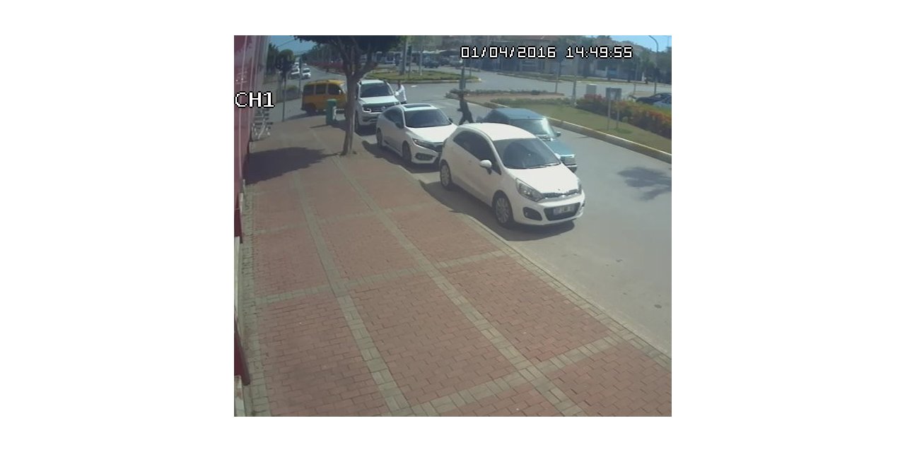 Drift atan ehliyetsiz genç, polisi görünce kontak anahtarını bile almadan aracı bırakıp kaçtı