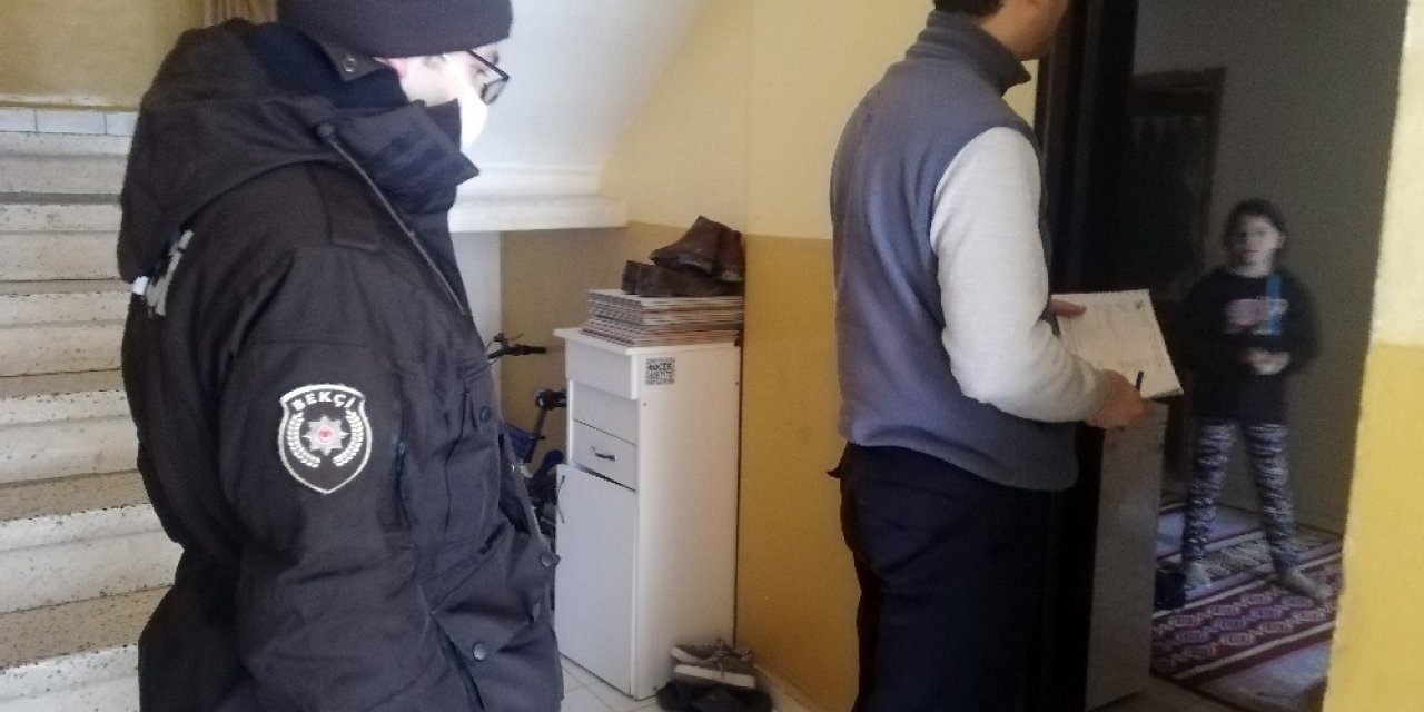 Bekçi eşliğinde yardım paraları dağıtılırken duygulandıran diyalog