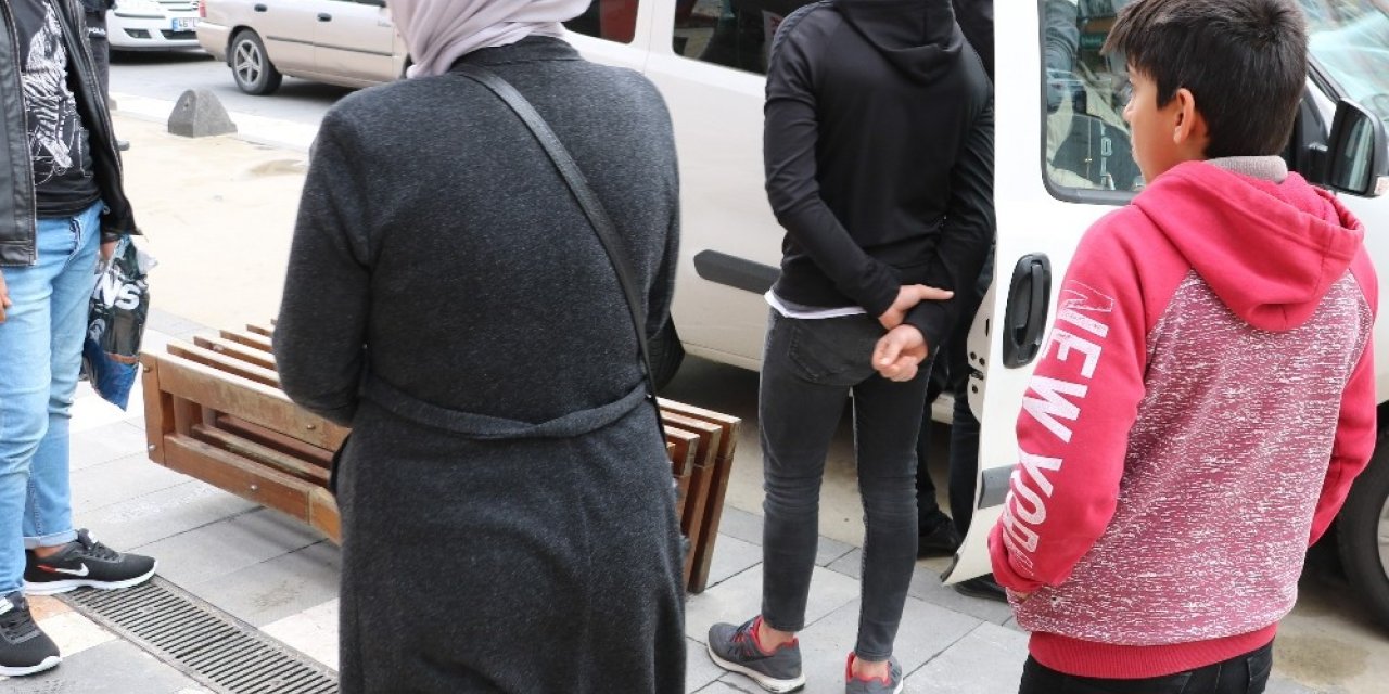 Sokakta çocuklu, trafikte kalabalık gezenlere ceza