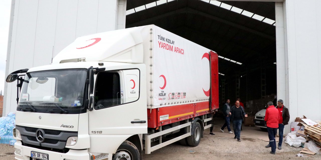 Türk Kızılaydan depremzede aileler ile yaşlı ve hastalara hijyen malzemesi desteği