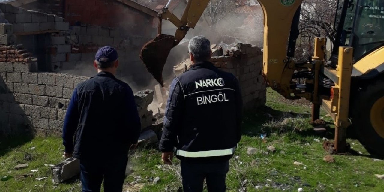 Bingöl’de metruk yapı yıkıldı