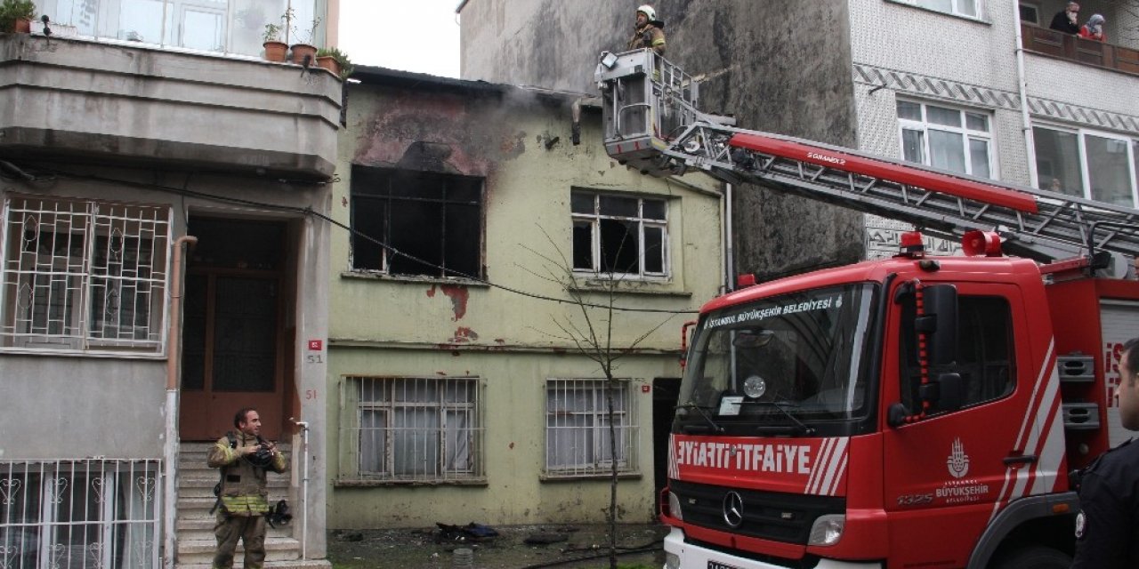 Bayrampaşa’da gecekondu alev alev yandı