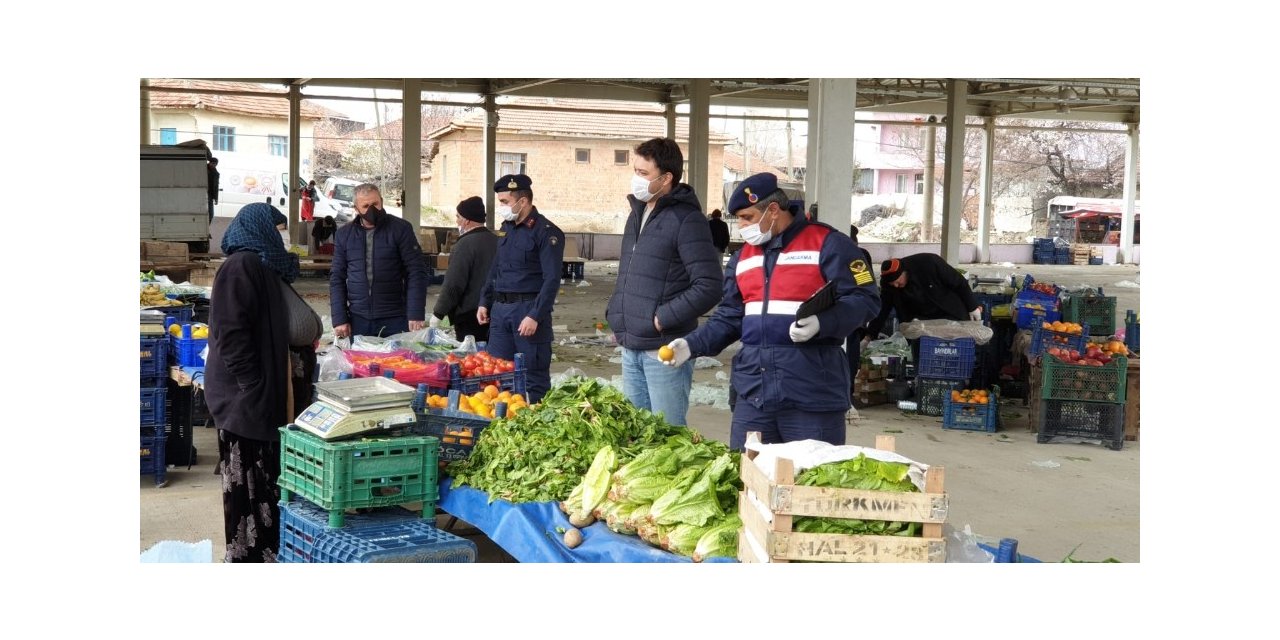 Jandarma pazar esnafı ve vatandaşlara sosyal mesafenin önemini anlattı
