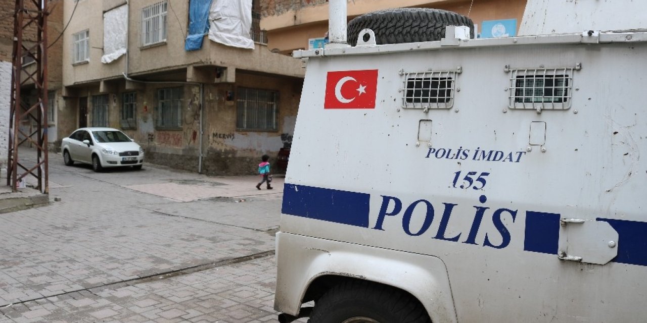 Tartıştığı kişiyi başından vurdu