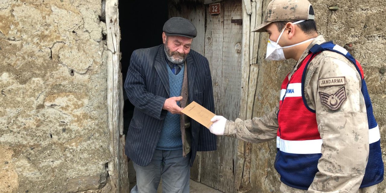 Ulaş ilçesinde ihtiyaç sahiplerine nakdi destek ödemesi evlerinde yapılmaya başlandı