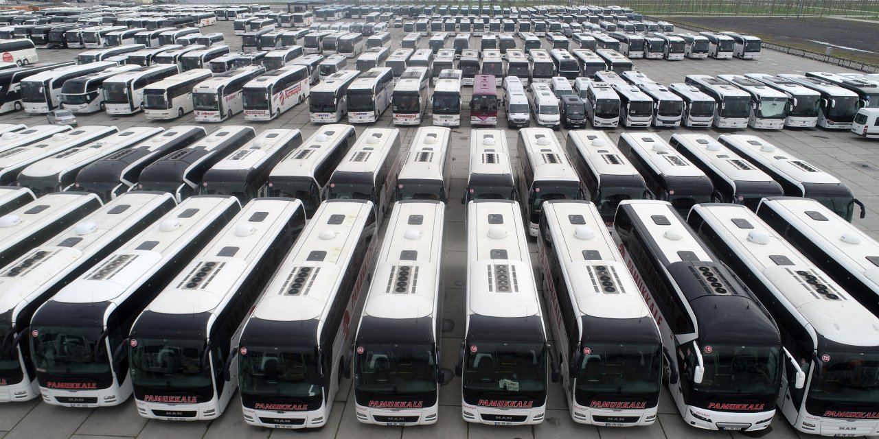 Seferleri durdurulan otobüsler Yenikapı Miting Alanı'nı doldurdu