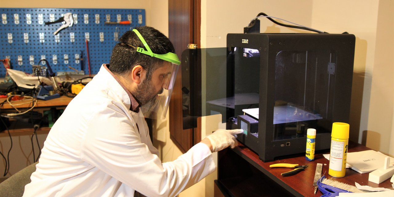 Öğretmenler, sağlık çalışanları için siperli maske üretiyor