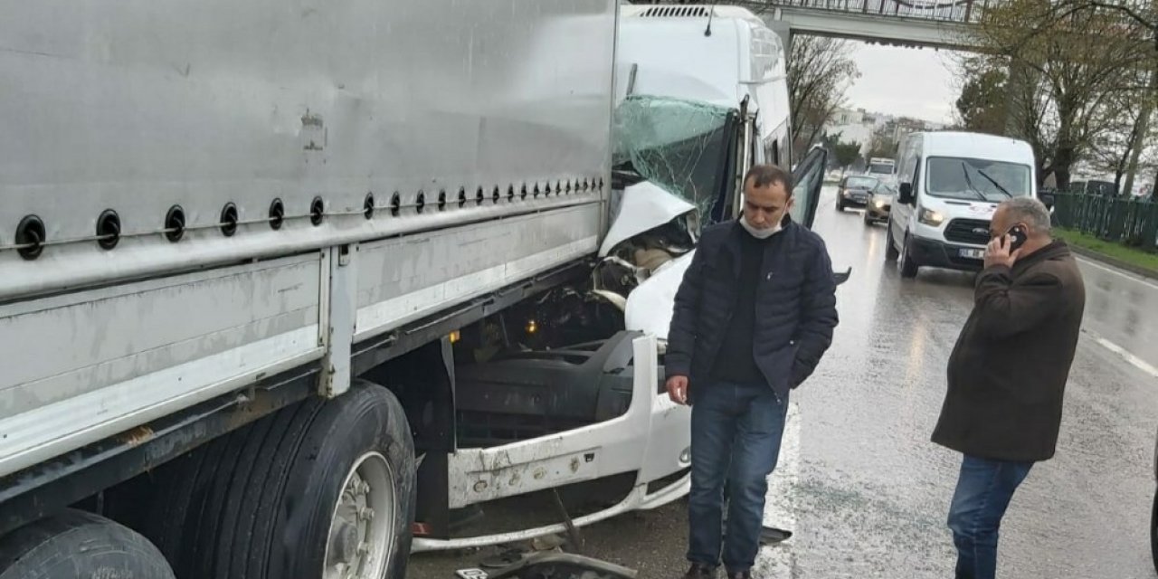 Samsun’da minibüs tıra arkadan çarptı: 3 yaralı