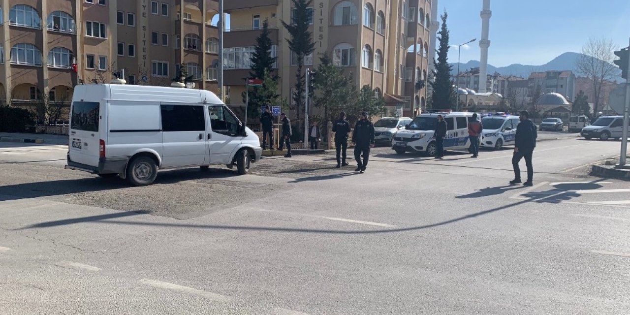 Yol kenarına bırakılan valiz polisi harekete geçirdi