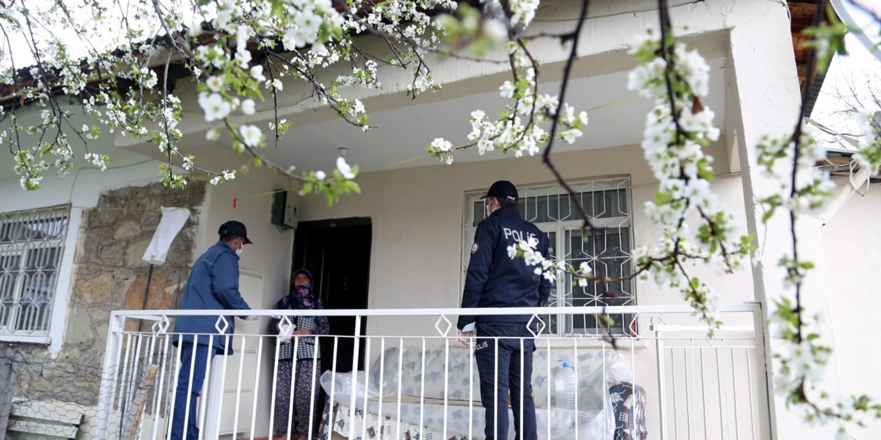 Tunceli'de sosyal yardımların hak sahiplerine evlerinde teslim edilmesine başlandı