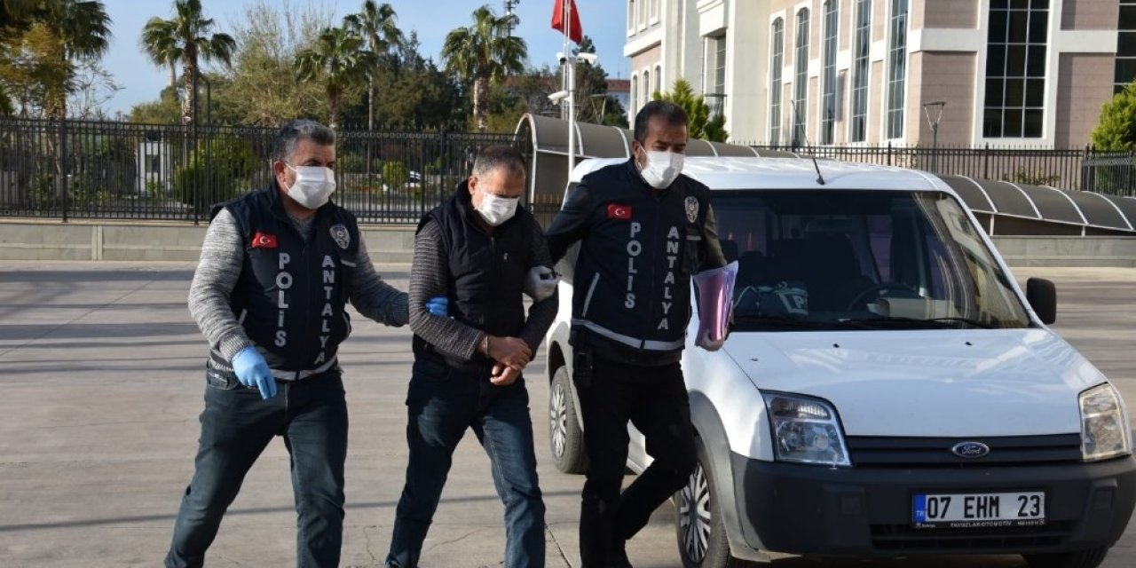 Antalya'da yaşanan garip olayda ‘Koronalıyım’ diyerek polise tüküren şüpheli tutuklandı