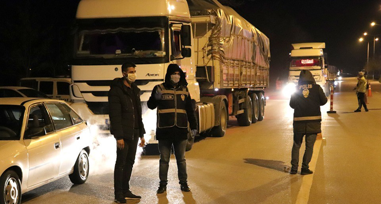 Polis Mersin ve Konya’ya giden sürücüleri yasak konusunda uyardı
