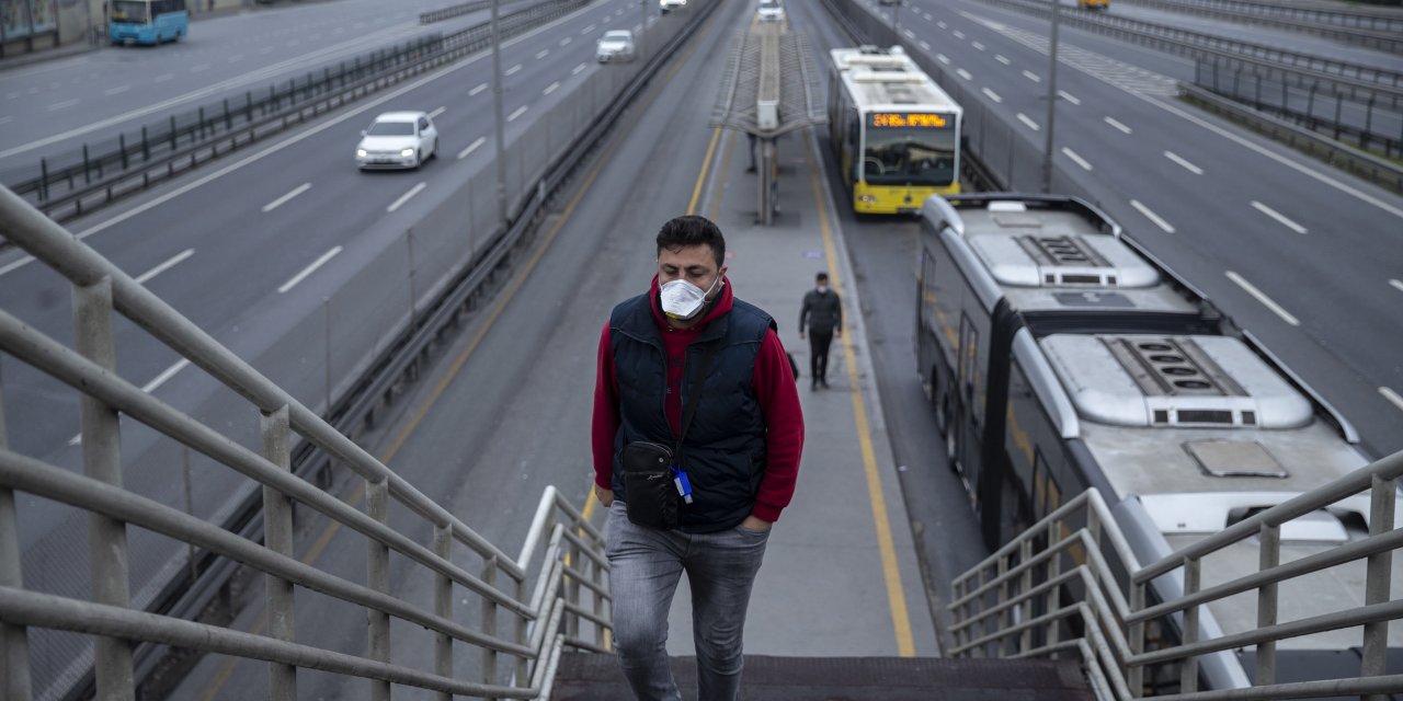 İstanbul'da toplu ulaşım araçlarında maske kontrolü yapıldı