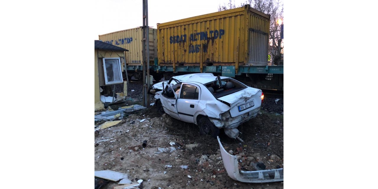 Afyonkarahisar'da hemzemin geçitteki kazada otomobil sürücüsü yaralandı