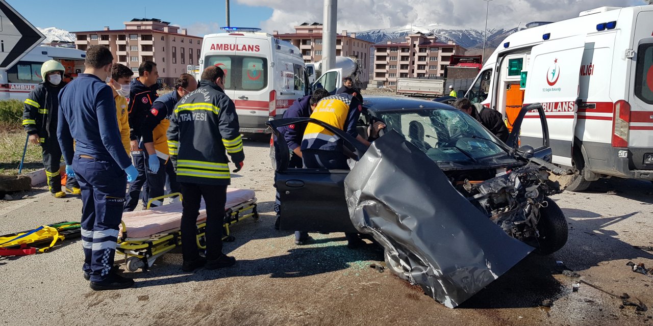 Erzincan'da çekiciyle otomobil çarpıştı: 3 yaralı