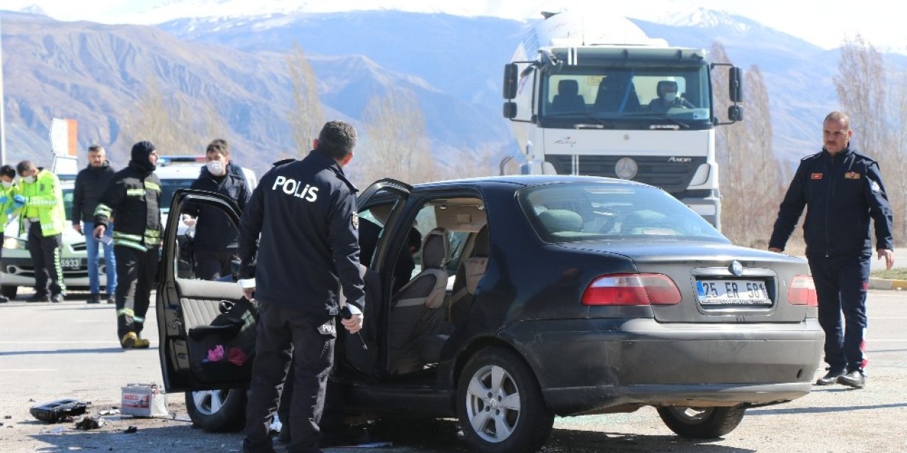 Erzincan’da çekiciyle otomobil çarpıştı: 3 yaralı