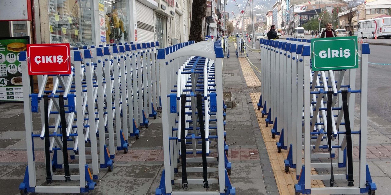 Muş'ta Kovid-19 kapsamında sosyal mesafenin korunmasına bariyerli önlem