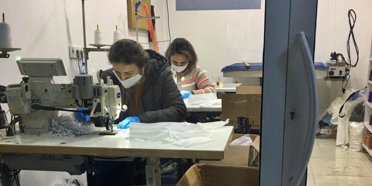 Gelibolu'da esnaf ürettiği maskeleri 1,5 liradan satışa sundu
