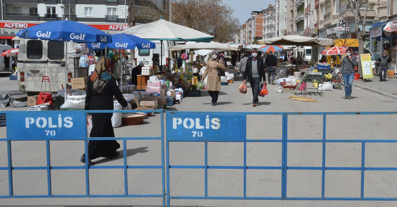 Konya, Aksaray, Karaman ve Afyonkarahisar'da market ve pazarlara maskeyle girildi