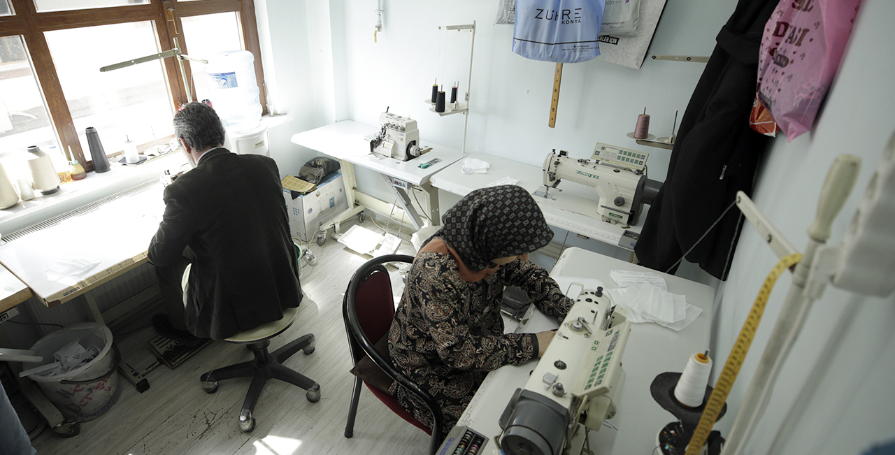 Konya'da terzi karı koca sağlık çalışanlarına ücretsiz maske üretiyor