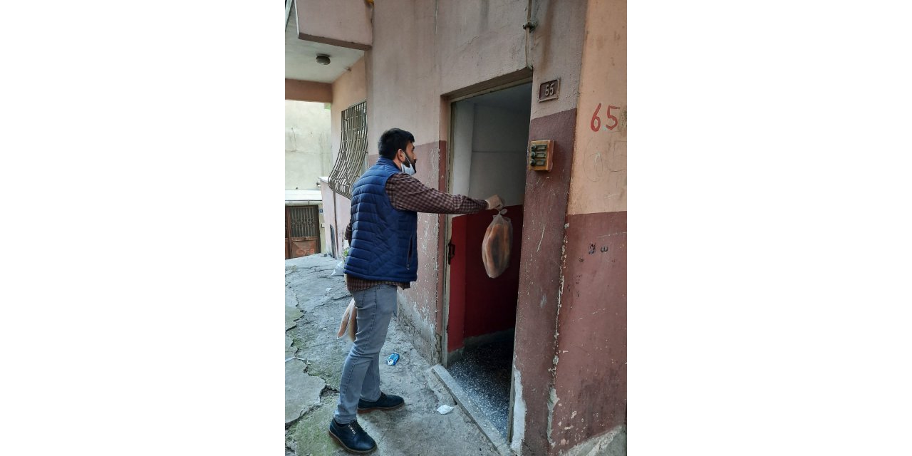 Sevdamız Samsun Platformu üyeleri ev ev gezerek ekmek dağıtıyor
