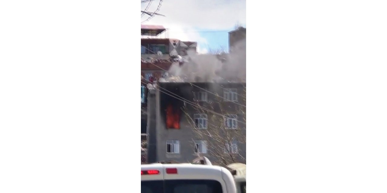 Diyarbakır’da yangın, çatıda mahsur kalanlara itfaiye ekipleri yetişti