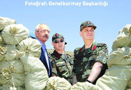 Gandi'nin Başbuğ'la seçim fotoğrafı