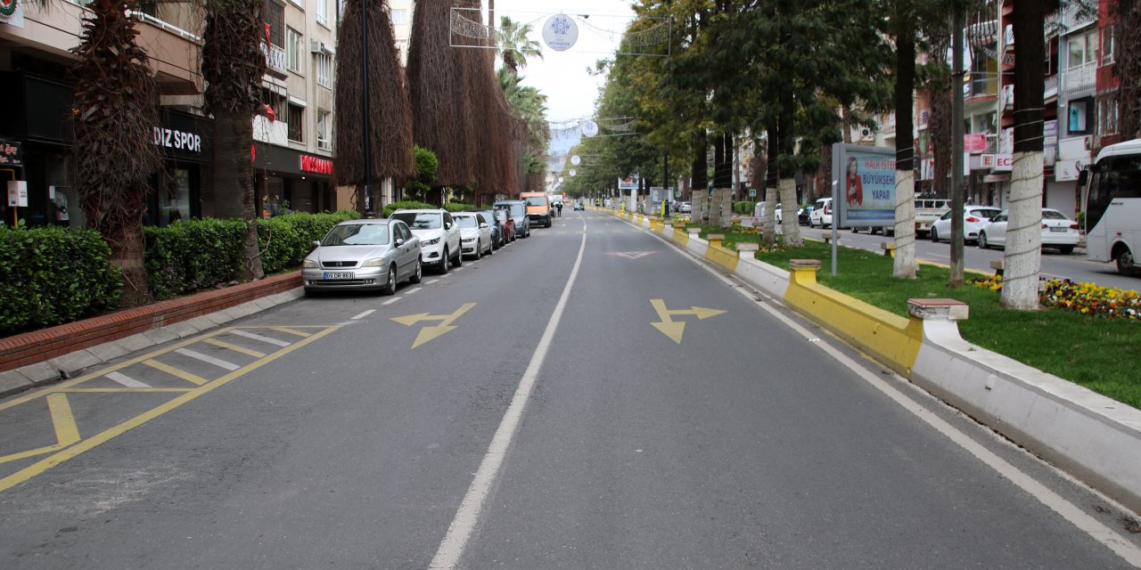 Van Valisi Bilmez, araç giriş çıkışı durdurulan kentteki uygulamayı denetledi