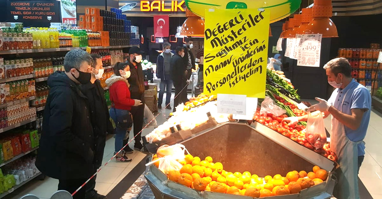 Kırşehir'de pazar ve marketlerde vatandaşlar maskeyle alışveriş yapıyor