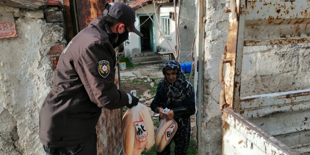 İhtiyaç sahibi ve sokağa çıkamayan yaşlı vatandaşların evine ekmek dağıtımı