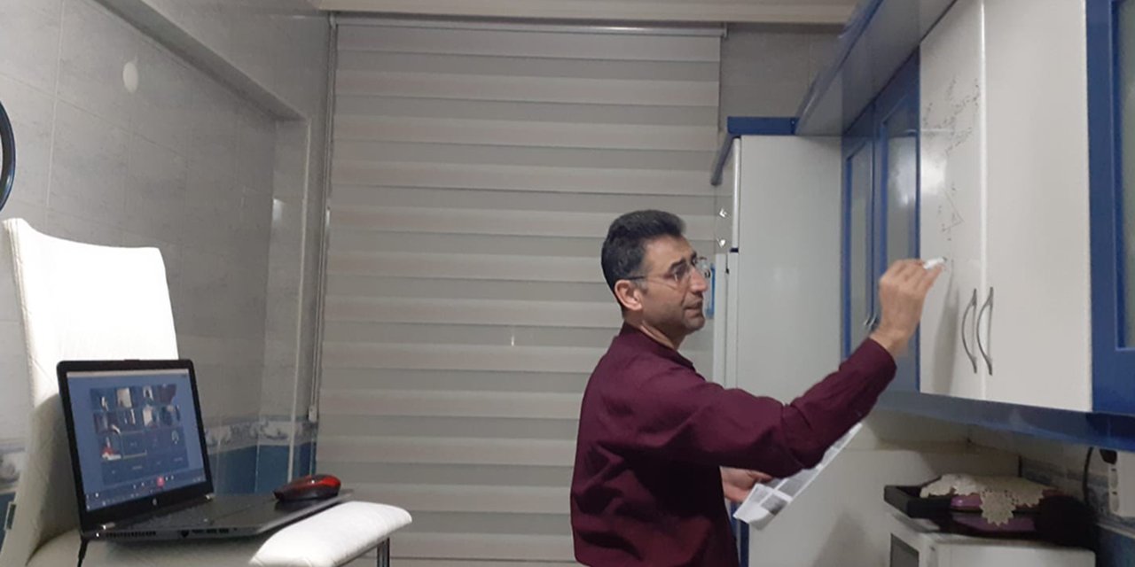 Mutfak dolabında öğrencilerine ders anlattı