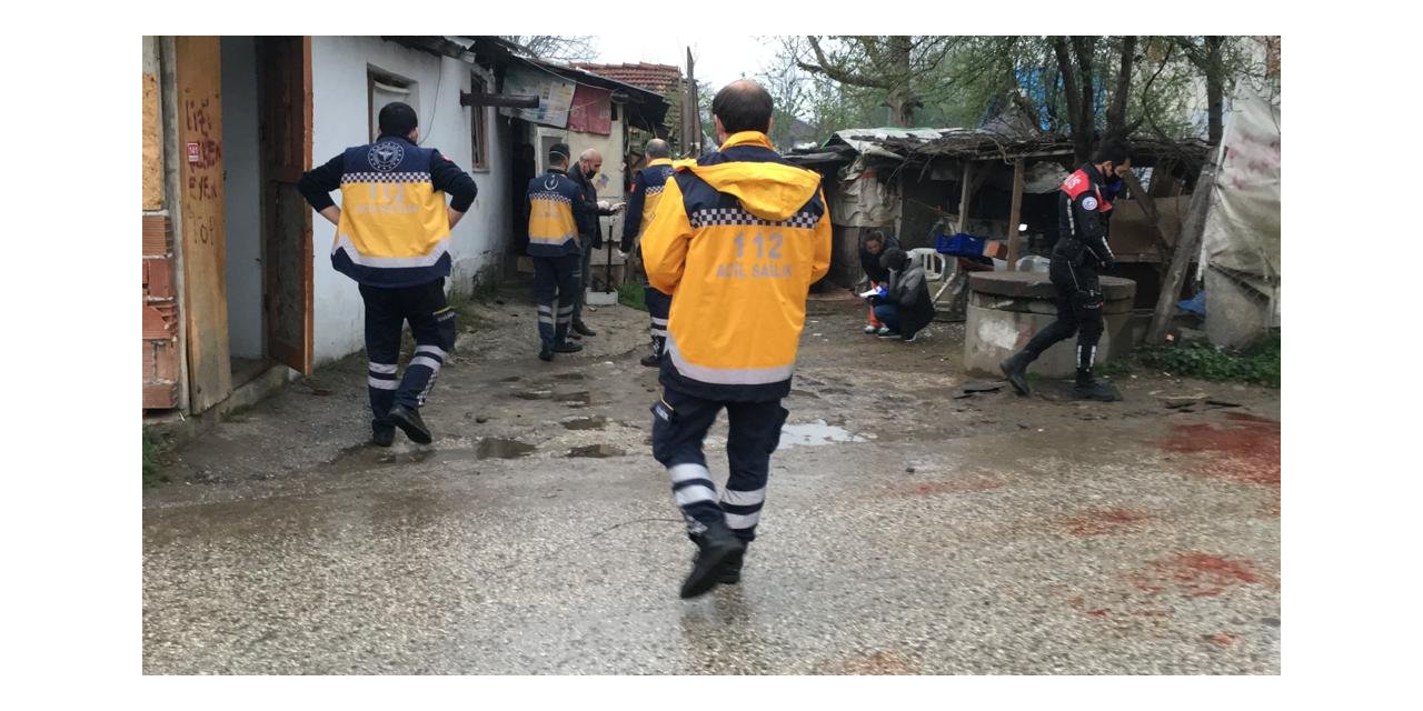 Düzce'de silahlı saldırıya uğrayan baba ile oğlu yaralandı