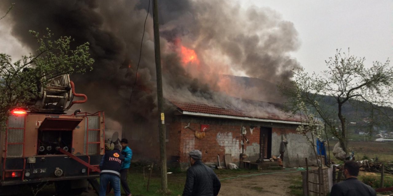 Düzce'de tek katlı evde çıkan yangında 4 kişi kurtarıldı