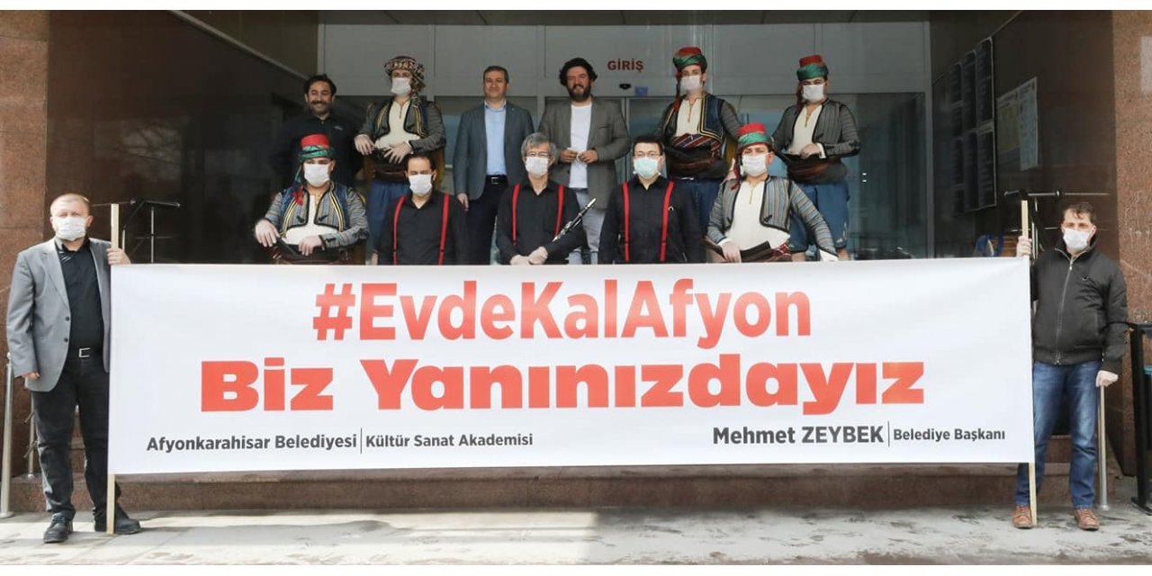 Afyonkarahisar'da evde kalanlar "zeybek" ile moral buluyor