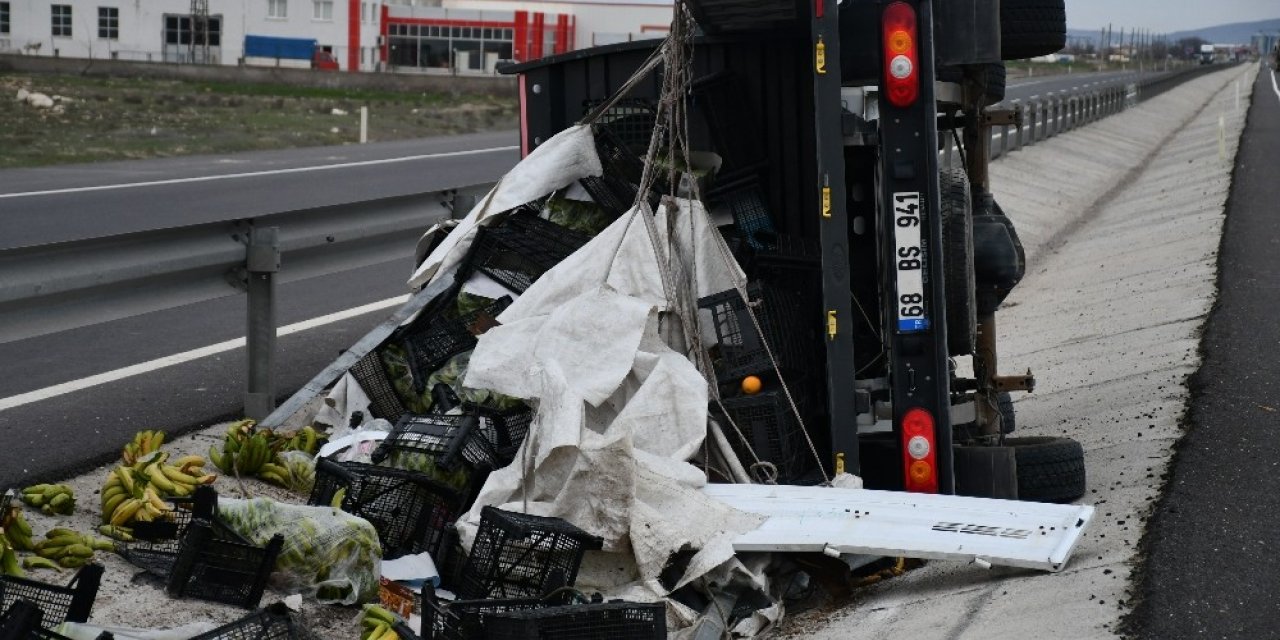 Aksaray’da meyve yüklü kamyonet devrildi: 1 yaralı